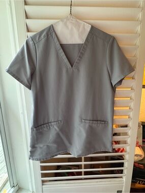 Figs Women’s V-Neck Scrub Top in Light Gray